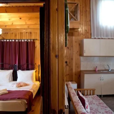 Шале Secret Yard Log Villa, On The River Bank! *
