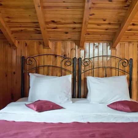 Шале Secret Yard Log Villa, On The River Bank! Шиле