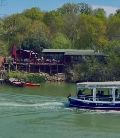 Alpesi faház Secret Yard Log Villa, On The River Bank! Ağva