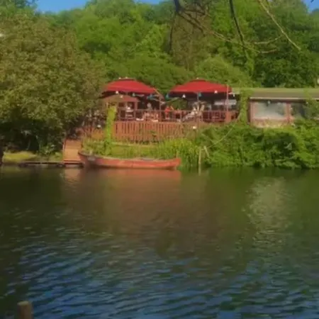 Secret Yard Log Villa, On The River Bank! Chalé